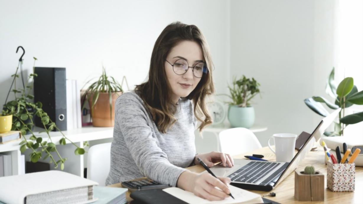 Menschen arbeiten gemeinsam an persönlichen Entwicklungsprojekten in einem Workshop