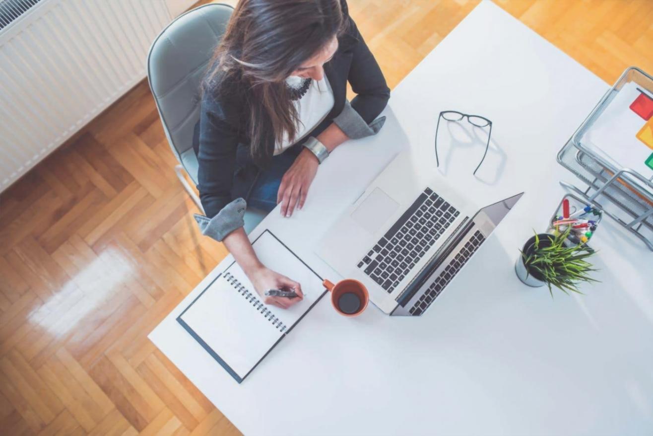 Praktische Übungen zur Selbstreflexion in einem Workshop-Raum